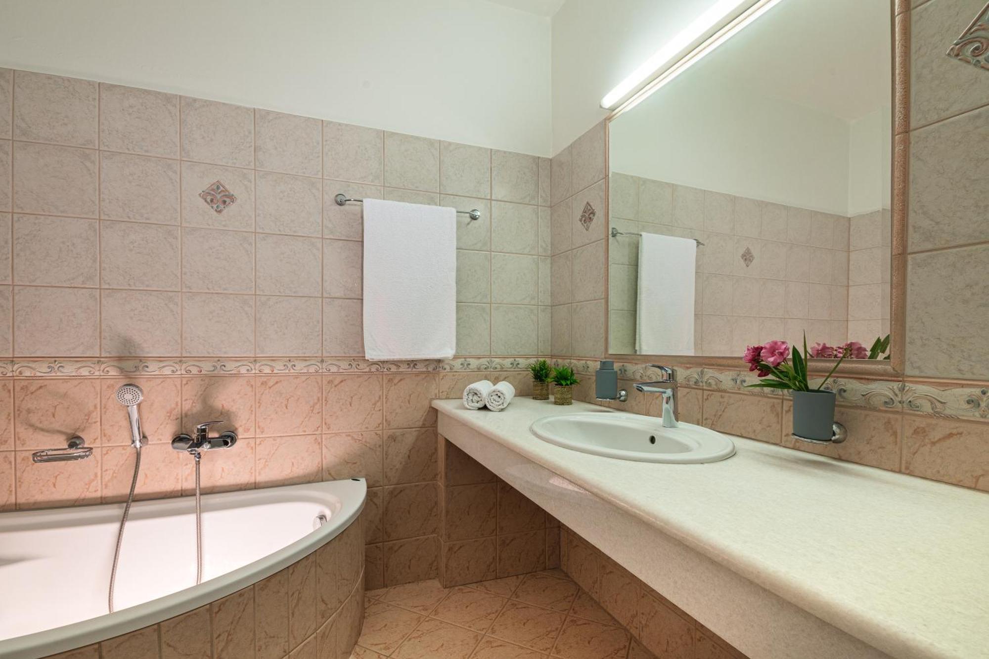 Villa Mariani II - In Lothiarika, Newly Renovated June 2024, Private Pool, Lindos 10 Min, Beach 120M Lardos Exterior photo